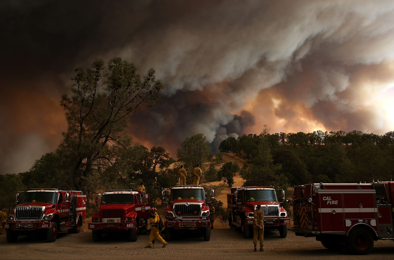 Illustration for article titled California Burning: Dramatic Photos Of Firefighters In Action